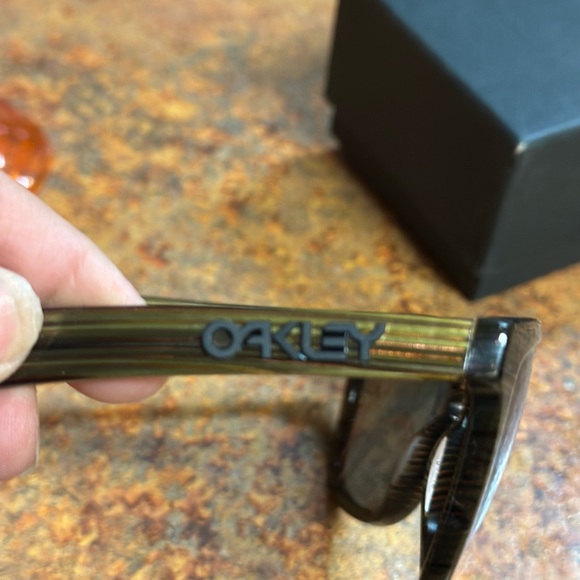 Oakleys ladies Sunglasses - Picture 2 of 7